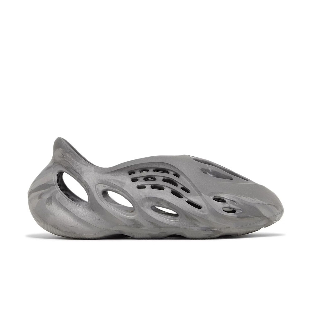 Chinelo Adidas Yeezy Foam Rnr Cinza