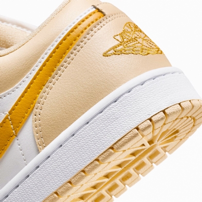 Tênis Feminino Nike Air Jordan 1 Low "  Team Gold " Bege