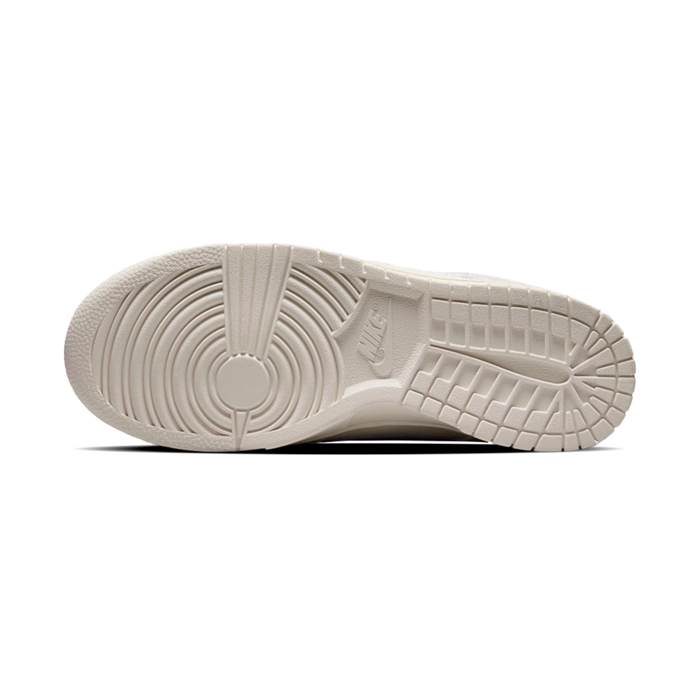 Tênis Feminino Nike Dunk Low ''iridescent Swoosh'' Creme