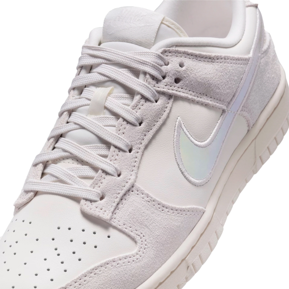 Tênis Feminino Nike Dunk Low ''iridescent Swoosh'' Creme