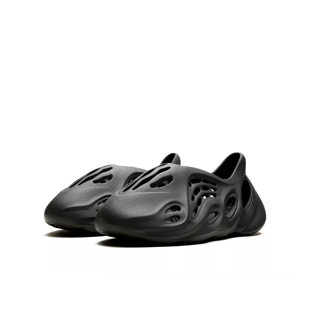 Chinelo Adidas Yeezy Foam Runner " Carbon " Cinza