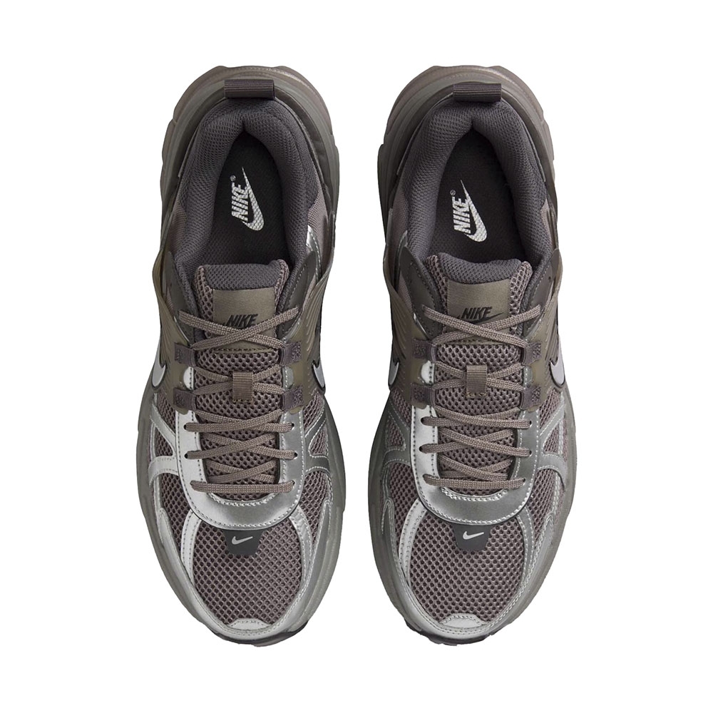 Tenis Nike V2k Run Cave Stone Metalic Silver Marrom