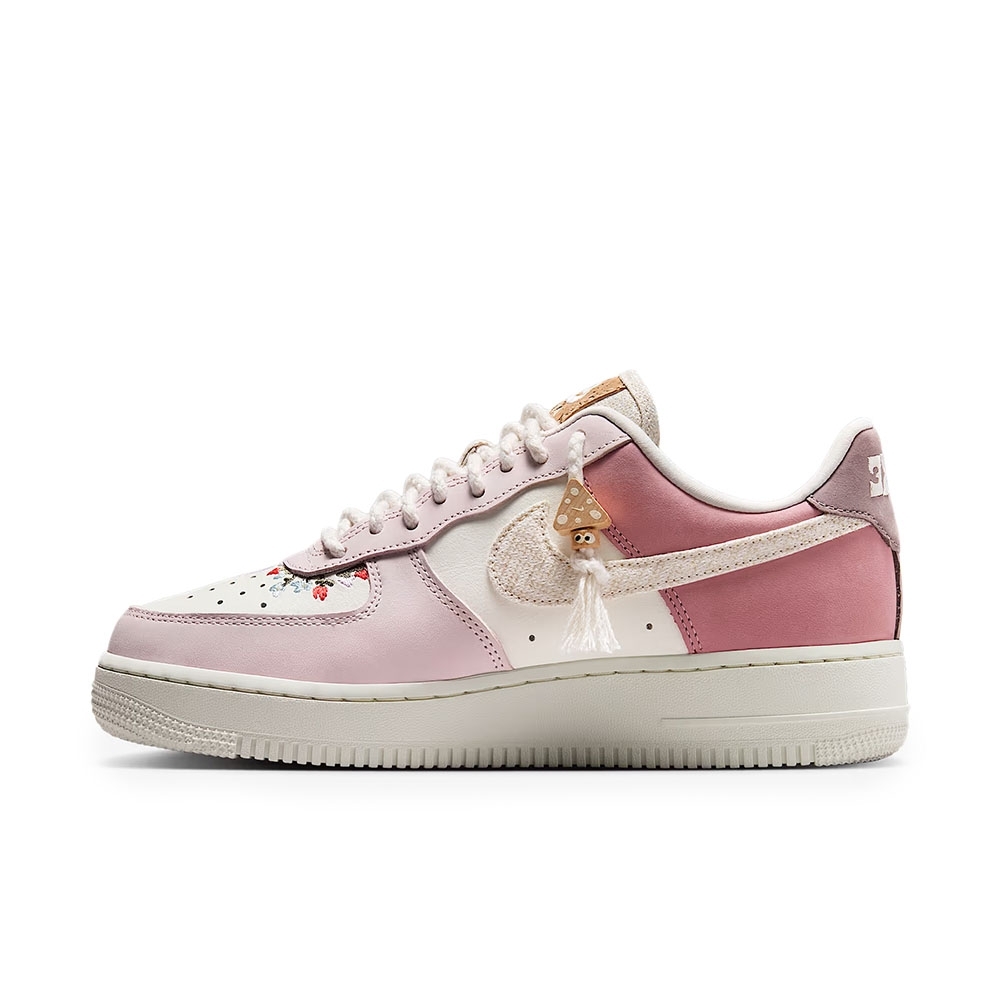 Tênis Nike Air Force 1 07 Branco/rosa