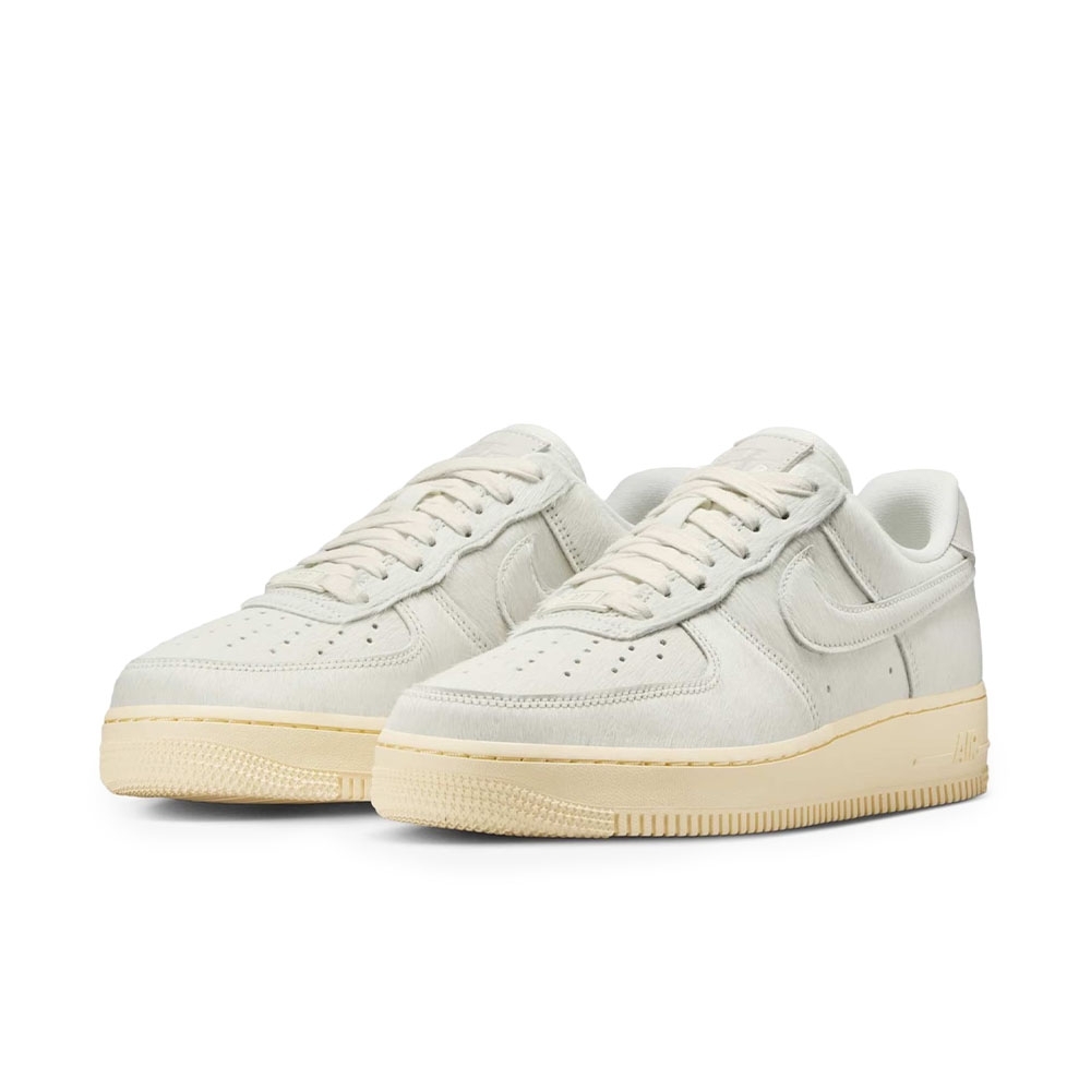 Tênis Nike Air Force 1 07 Branco/bege