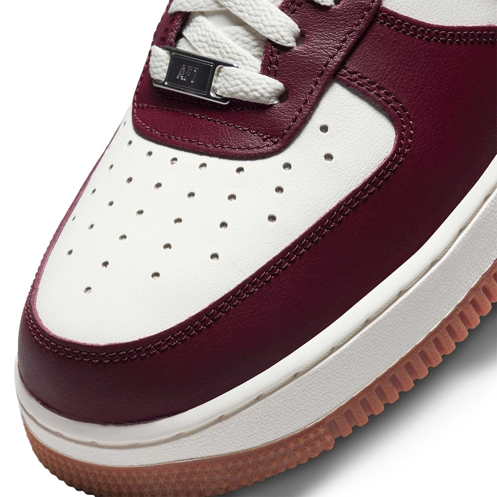 Tênis Nike Air Force 1 07 Vinho/branco