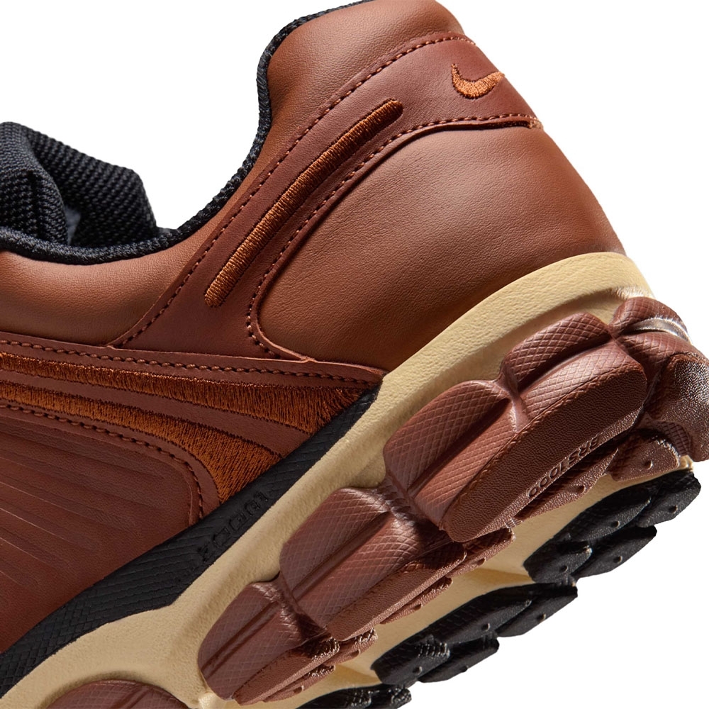 Tênis Nike Zoom Vomero 5 Marrom