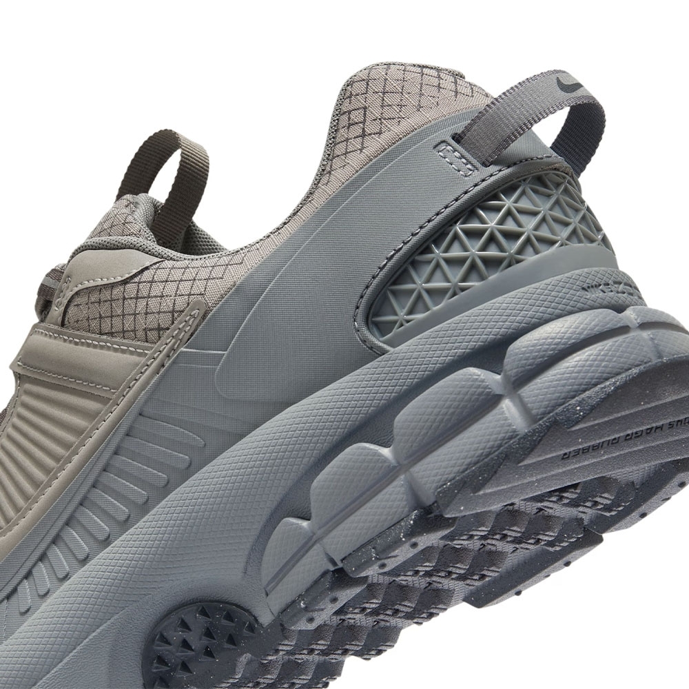 Tênis Nike Zoom Vomero 5 Cinza